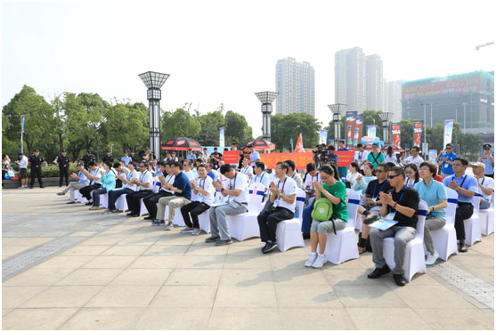 /></p><p>省體育局副局長(zhǎng)顏爭(zhēng)鳴、省體育局群體處副調(diào)研員柳昌貴、市政府副市長(zhǎng)徐美健、副秘書(shū)長(zhǎng)馬九根、市體育局局長(zhǎng)周志芳等領(lǐng)導(dǎo)出席了開(kāi)幕儀式。開(kāi)幕儀式上，市體育局副局長(zhǎng)陶勇杰介紹了活動(dòng)的基本情況。本次運(yùn)動(dòng)會(huì)設(shè)賽艇、皮劃艇、海模、水機(jī)、摩托艇特技、水上飛人、獨(dú)木舟、漿板瑜伽、動(dòng)力傘等13個(gè)表演項(xiàng)目和龍舟競(jìng)速、龍舟拔河、皮劃艇競(jìng)速、菱船接力4個(gè)比賽項(xiàng)目。項(xiàng)目設(shè)置基本涵蓋目前我市所有的水上運(yùn)動(dòng)項(xiàng)目，既有帆船、帆板等時(shí)尚運(yùn)動(dòng)，又有省非物質(zhì)文化遺產(chǎn)船拳、龍舟、劃菱船等我市傳統(tǒng)體育文化展示。</p><p> </p><p style=