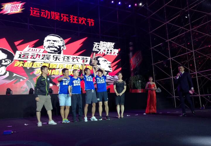 /></p><p>傍晚19：00活動啟動儀式正式開始，過后的舞臺區(qū)表演互動節(jié)目將整個活動區(qū)帶入了&ldquo;體育娛樂狂歡&rdquo;的氛圍。人氣美少女天團(tuán)SNH48驚艷開場，曼聯(lián)傳奇球星西爾維斯特攜聯(lián)賽冠軍杯首次亮相，CBA小前鋒李根現(xiàn)場展示精湛球技，維密走秀、動感DJ、絢麗燈光秀、爵士樂隊演出等節(jié)目激情助陣！</p><p style=