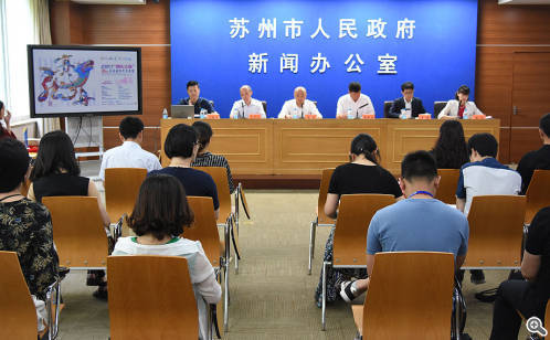 /></p><p>現(xiàn)場(chǎng)，賽事承辦方就本屆賽事的活動(dòng)亮點(diǎn)、獎(jiǎng)項(xiàng)設(shè)置、宣傳互動(dòng)以及安全保障等相關(guān)情況做了詳細(xì)介紹。今年，金雞湖龍舟賽再次被列入&ldquo;同樂江蘇&rdquo;系列活動(dòng)，并舉行&ldquo;同樂江蘇&rdquo;啟動(dòng)儀式。省委宣傳部、省政府新聞辦作為賽事指導(dǎo)單位，對(duì)賽事給予了大力支持，并邀請(qǐng)?jiān)诮K生活的外籍人士組隊(duì)參賽，提升賽事整體高度，擴(kuò)大品牌影響力及號(hào)召力。較之于往屆，今年賽事的參賽隊(duì)伍來源更加豐富，既有以意大利威尼斯為代表的蘇州友好城市隊(duì)，也有來自江蘇省內(nèi)南京、常州等地的隊(duì)伍。金雞湖端午龍舟賽以傳承中華民族傳統(tǒng)文化為核心，通過體育賽事全民參與的形式，傳承中國(guó)傳統(tǒng)文化，促進(jìn)國(guó)際文化間的交流與發(fā)展。</p><p style=