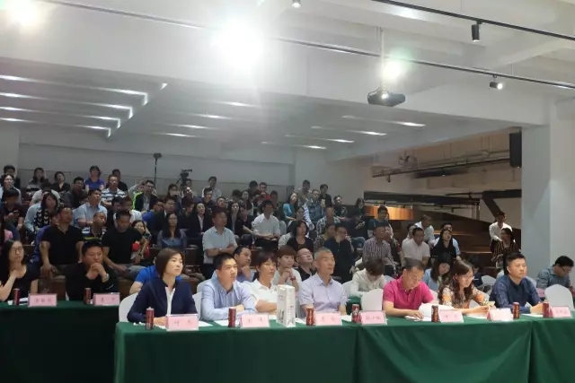 /></p><p>隨著前期大量籌備工作已經(jīng)完成，賽事開幕在即，為保障賽事及活動圓滿完成，本次領(lǐng)隊(duì)會議像大家重點(diǎn)宣導(dǎo)競賽規(guī)程，通報(bào)培訓(xùn)情況、給予備賽建議，講解檢錄換裝登舟和救生方案，通報(bào)儀式環(huán)節(jié)和互動活動的細(xì)化方案并通過抽簽進(jìn)行競賽順序。</p><p style=
